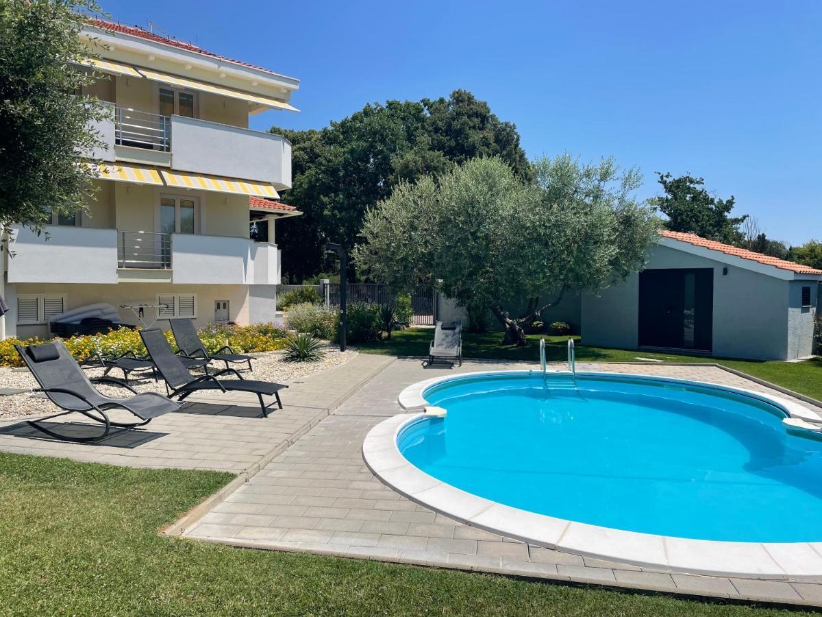 Apartments Sunny Estate Затон Екстер'єр фото