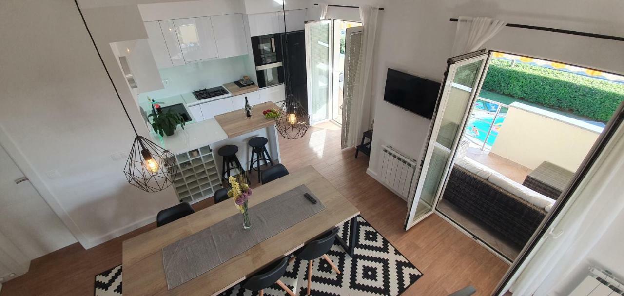 Apartments Sunny Estate Затон Екстер'єр фото